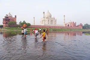 Uttar: People crossing river near Thaj Mahal