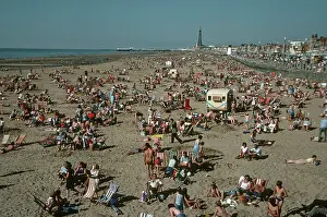 Crowds: People - Crowds of holidaymakers enjoying sunshine