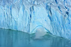 Moreno: Perito Moreno Glacier - a piece of ice falls down