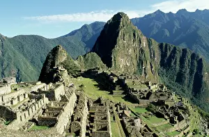 Machu: PERU - MACHU PICCHU below Huayna Picchu Mountain