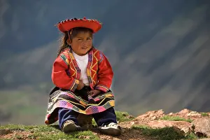 Cusco: Peruvian child - near Cusco city - Peru