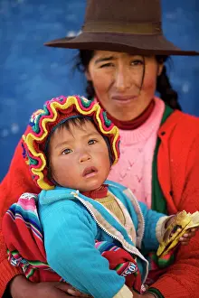 Cusco: Peruvian mother & child - near Cusco city - Peru