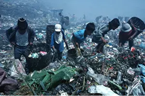 Poverty: PHILIPPINES - Smoky Mountain people searching through