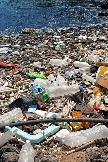 Metal: Photo denunciation, garbage in the sea. No matter
