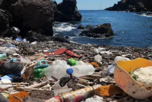 Metal: Photo denunciation, garbage in the sea. No matter