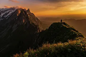 Photographer: Photographer on grassy ridge at sunset with S&, x4bb4;is