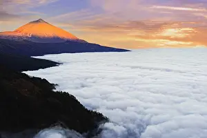 Forecast: Pico del Teide at sunrise over trade wind clouds
