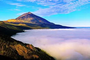 Forecast: Pico del Teide at sunrise over trade wind clouds