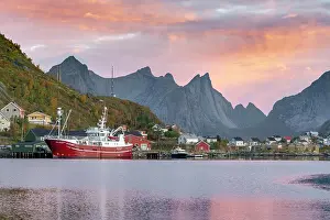 Hamnoy: Picturesque fishing port reflected in the fjord