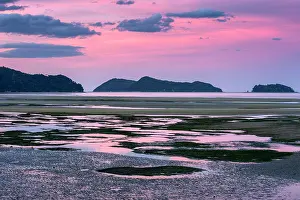 Torrent: Pink evening mood at low tide, coast at Torrent