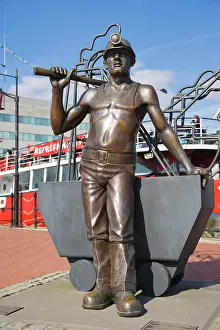 Figures: From Pit to Port, bronze statue by John Clinch