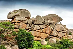 Ploumanach: Ploumanach, giant rocks at the Cote granit rose