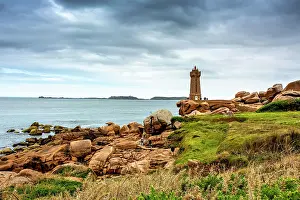 Ploumanach: Ploumanach Mean Ruz lighthouse in pink granite coast