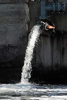 Queens: Polluted Water Pouring into Newtown Creek, NYC