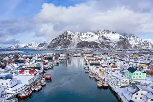 Townsmall: Port in fishing village Henningsvaer, Austv&, x59f8;ya
