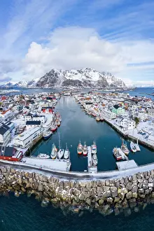 Mooring: Port in fishing village Henningsvaer, Austv&, x59f8;ya
