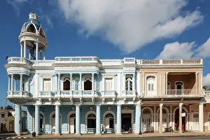 Jose: Porticoed Neoclassical buildings at the Parque Jose