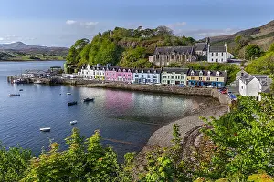 Trotternish: Portree - colourful houses along harbour of Portree