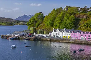 Trotternish: Portree - colourful houses along harbour of Portree