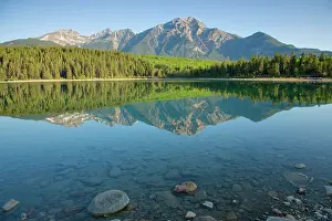 Patricia: Pryamid Mountain reflected in Patricia Lake