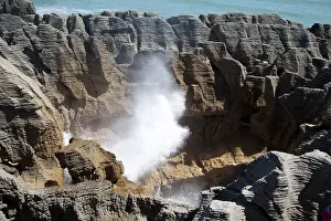 Blowhole: Punakaiki blowhole - Limestone layering