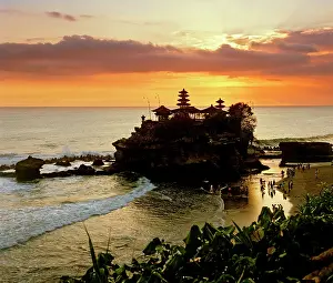 Cultures: Pura Tanah Lot, ocean temple, dusk, Bali, Indonesia