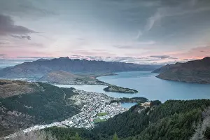 Queenstown: Queenstown and Lake Wakatipu, behind mountain range