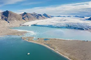 Change: Recherchebreen aerial