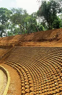 Embankment: Recycling car tyres to stop erosion - A Japanese technique