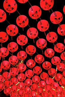 Lanterns: Red Chinese paper lantern decorations for Chinese
