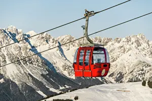 Skiing: Red gondola lift to the Hohe Salve in front of the