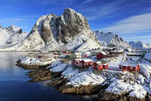 Estuary: Red rorbuer in winter, fishermens cabins, snow-covered