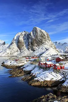 Estuary: Red rorbuer in winter, fishermens cabins, snow-covered