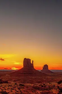 Table: Red sunrise in the beautiful Monument Valley, Ut