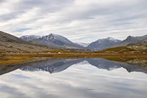 Norwegian: Reflection of the autumn landscape in Rondane National Park