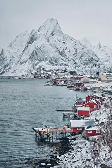 Rorbu: Reine fishing village on Lofoten islands with red
