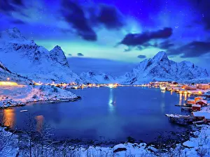 Rorbu: Reine village illuminated at night with Aurora Borealis
