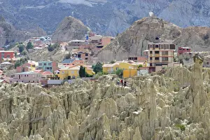 Atacama: Residential houses behind the bizarre rock formations