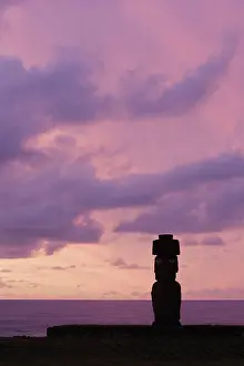 Tonnes: Restored moai with top-knot, on Ahu Ko Te Riku