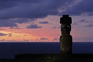 Tonnes: Restored moai with top-knot, on Ahu Ko Te Riku