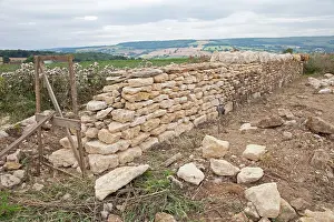 Cotswold: Restoring damaged Cotswold stone wall