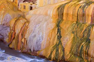 Mendoza: Rio Mendoza - ruins of an old thermal bath sitting