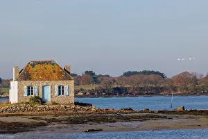 Bretagne: River Etel, islet of Nichtarguer, the little house with the blue shutters