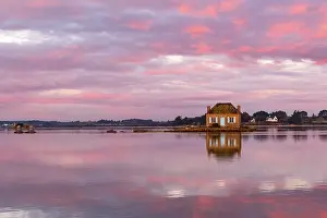 Bretagne: River Etel, islet of Nichtarguer, the little house with the blue shutters