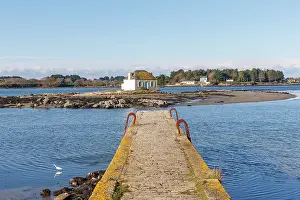 Bretagne: River Etel, islet of Nichtarguer, the little house with the blue shutters
