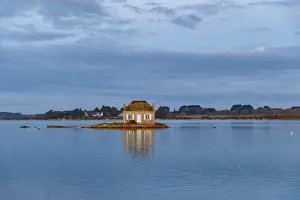 Bretagne: River Etel, islet of Nichtarguer, the little house with the blue shutters