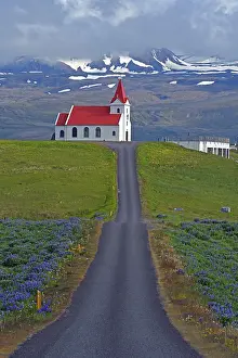 Leads: Road leads to the church of Ingjaldshnll behind