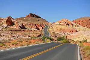 Avenue: Road running through the Valley of Fire State Park