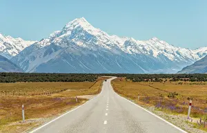 Canterbury: Road with view to Mount Cook, snowy mountains, Mount