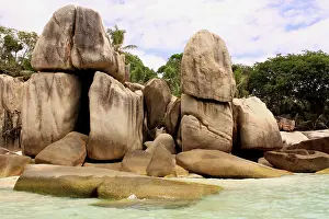 Digue: Rocks on beach at Coco Island
